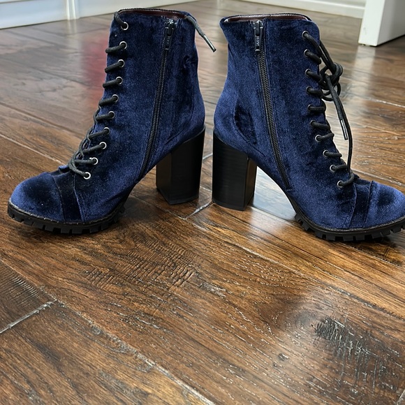 BLUE VELVET BEAUTIFUL FALL BOOTS! Size 6 1/2. NEVER BEEN ENJOYED. - Picture 4 of 9